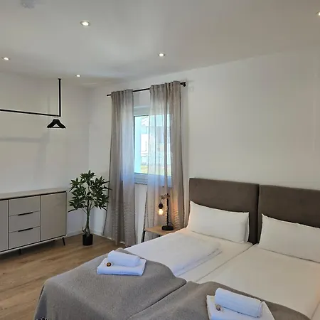 Apartment Grosses Mit Kueche, Dusche, Badewanne, Balkon, Parkplatz Vor Dem Haus, Schnelles Internet, Ada5