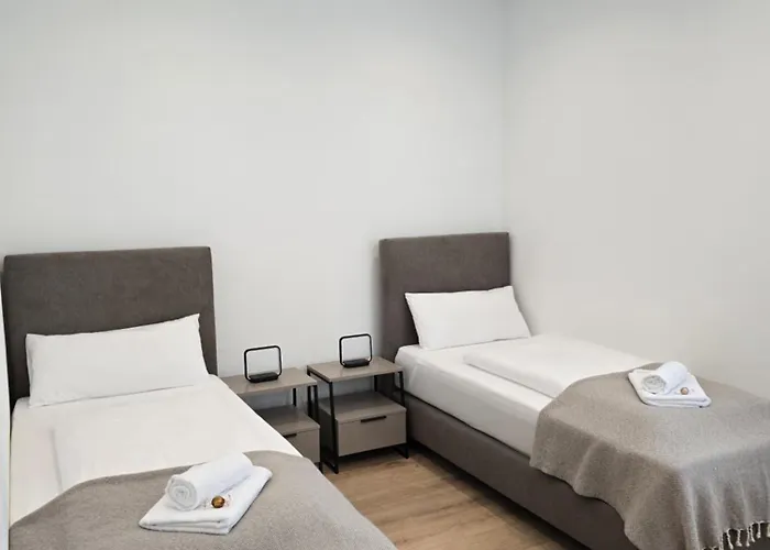 Grosses Mit Kueche, Dusche, Badewanne, Balkon, Parkplatz Vor Dem Haus, Schnelles Internet, Ada5 *