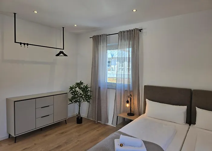 Apartment Grosses Mit Kueche, Dusche, Badewanne, Balkon, Parkplatz Vor Dem Haus, Schnelles Internet, Ada5