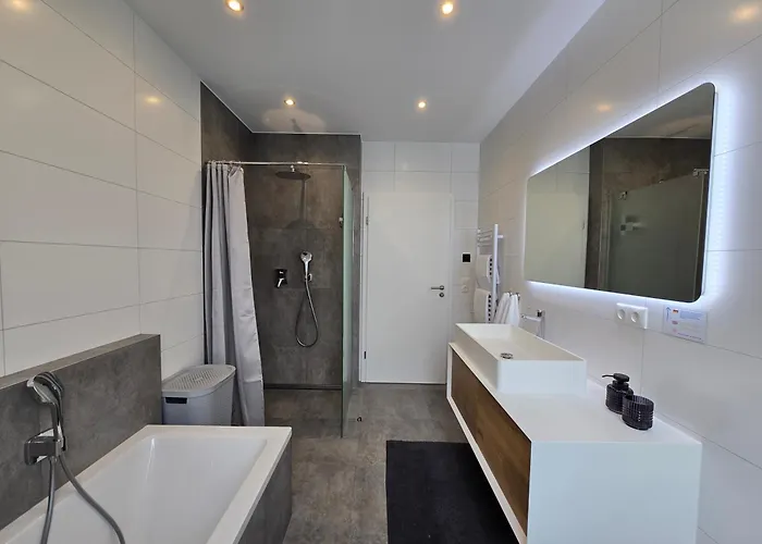 Apartment Grosses Mit Kueche, Dusche, Badewanne, Balkon, Parkplatz Vor Dem Haus, Schnelles Internet, Ada5 Kulmbach