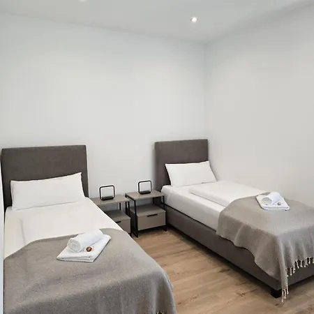 Grosses Mit Kueche, Dusche, Badewanne, Balkon, Parkplatz Vor Dem Haus, Schnelles Internet, Ada5 *