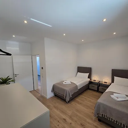 Grosses Mit Kueche, Dusche, Badewanne, Balkon, Parkplatz Vor Dem Haus, Schnelles Internet, Ada5