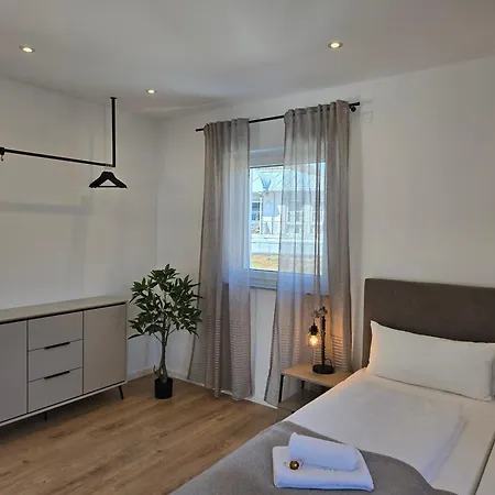 아파트 Grosses Mit Kueche, Dusche, Badewanne, Balkon, Parkplatz Vor Dem Haus, Schnelles Internet, Ada5