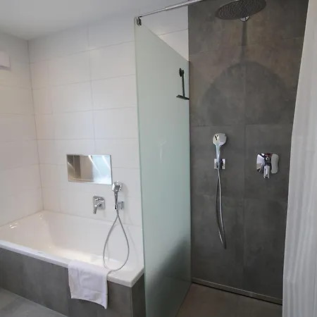 Grosses Mit Kueche, Dusche, Badewanne, Balkon, Parkplatz Vor Dem Haus, Schnelles Internet, Ada5 *