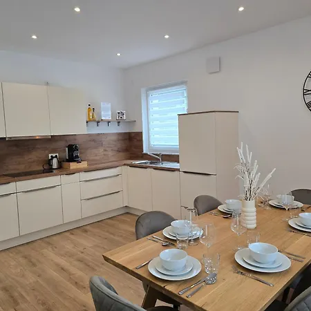 Apartment Mit Voll Ausgestatetter Kueche, Badewanne, Balkon, Parkplatz Vor Dem Haus, Ruhig Gelegen, Ada5