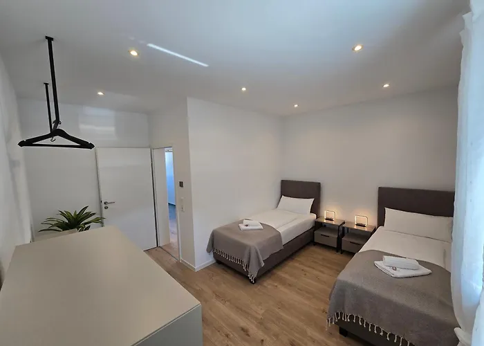 Grosses Mit Kueche, Dusche, Badewanne, Balkon, Parkplatz Vor Dem Haus, Schnelles Internet, Ada5