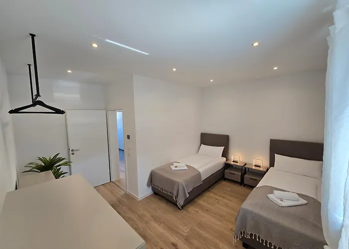 Grosses Mit Kueche, Dusche, Badewanne, Balkon, Parkplatz Vor Dem Haus, Schnelles Internet, Ada5 דירה