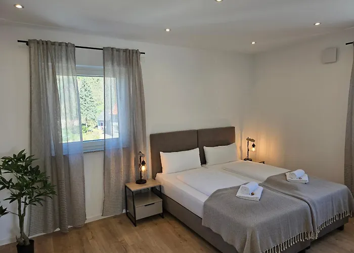 Appartement Grosses Mit Kueche, Dusche, Badewanne, Balkon, Parkplatz Vor Dem Haus, Schnelles Internet, Ada5 *