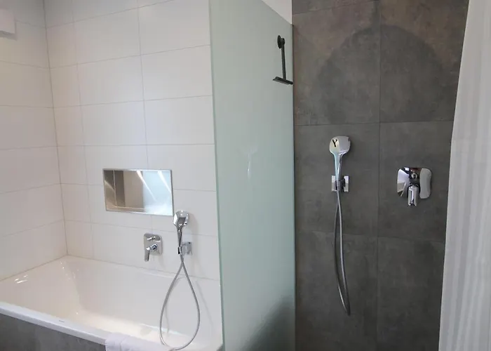 Grosses Mit Kueche, Dusche, Badewanne, Balkon, Parkplatz Vor Dem Haus, Schnelles Internet, Ada5 *